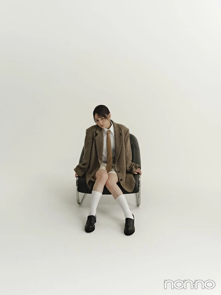 椅子に座る小坂菜緒