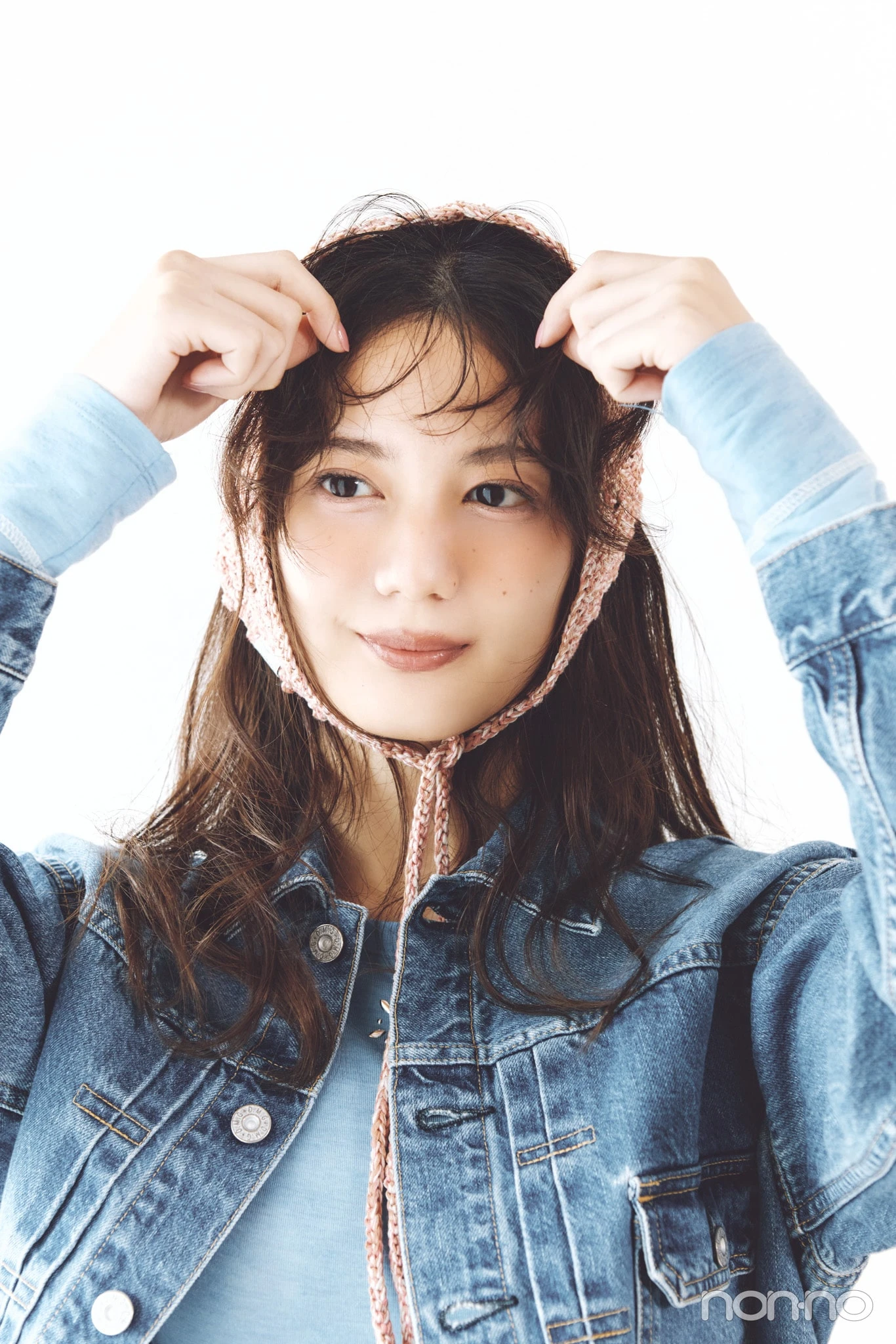 小坂菜緒のヘアアレ14daysのバブーシュカ巻きのプロセス③