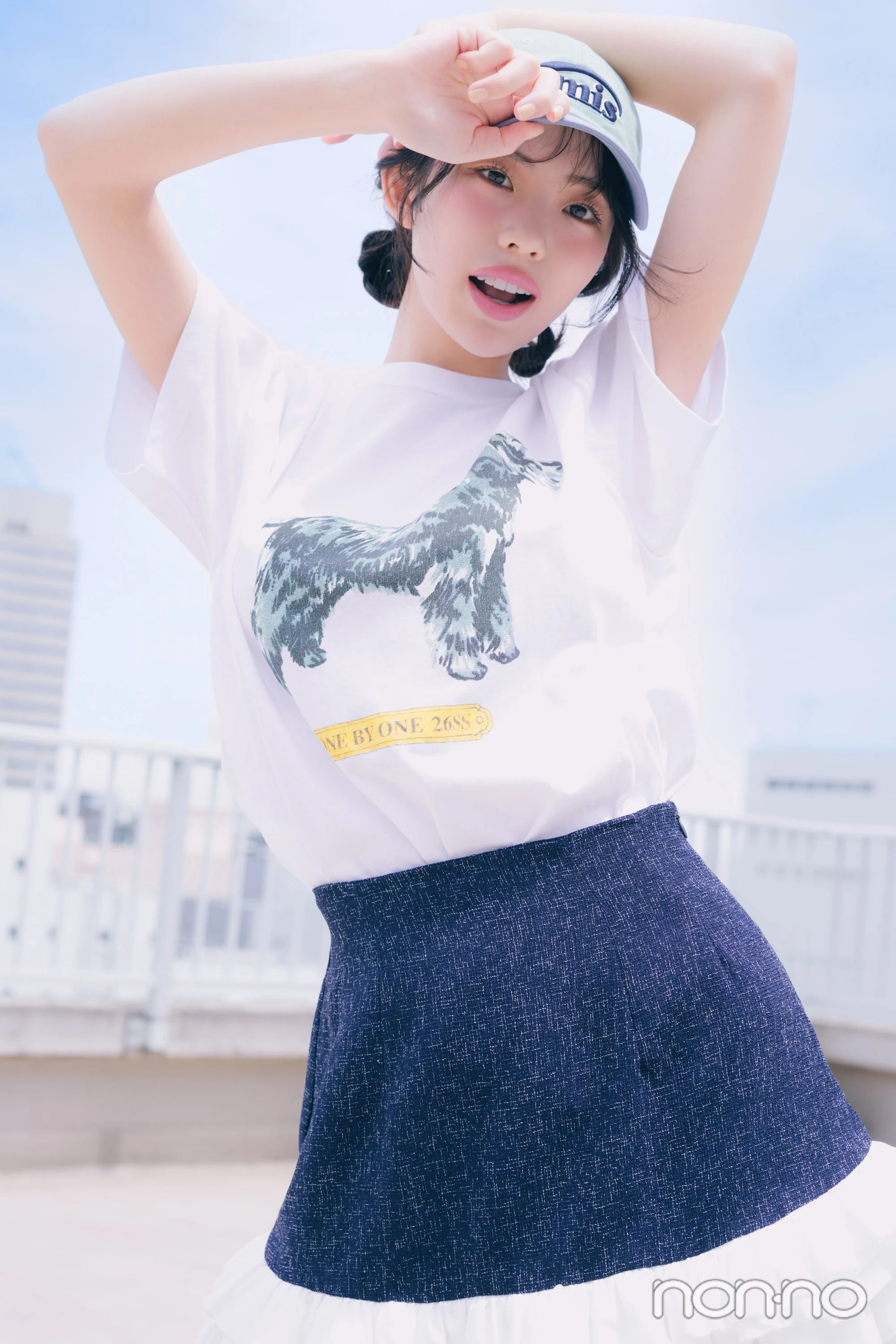 わんこプリントTシャツを着た菊地姫奈の寄り