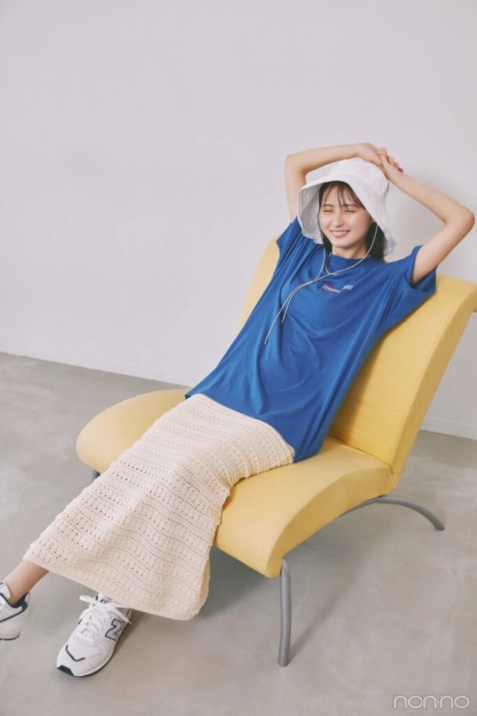 遠藤さくらのオーバーサイズカラーTシャツの全身