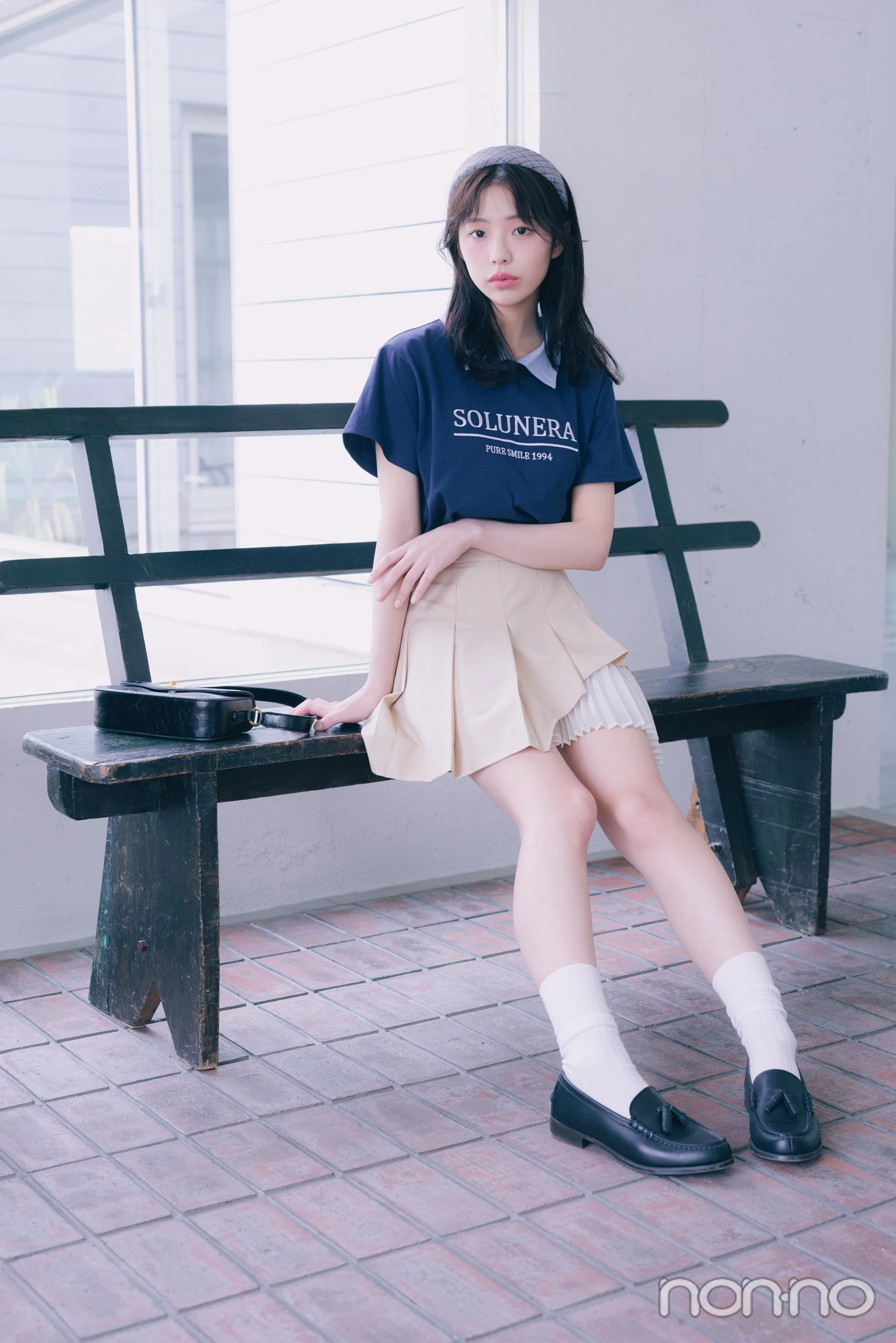 衿つきTシャツを着た菊地姫奈の全身