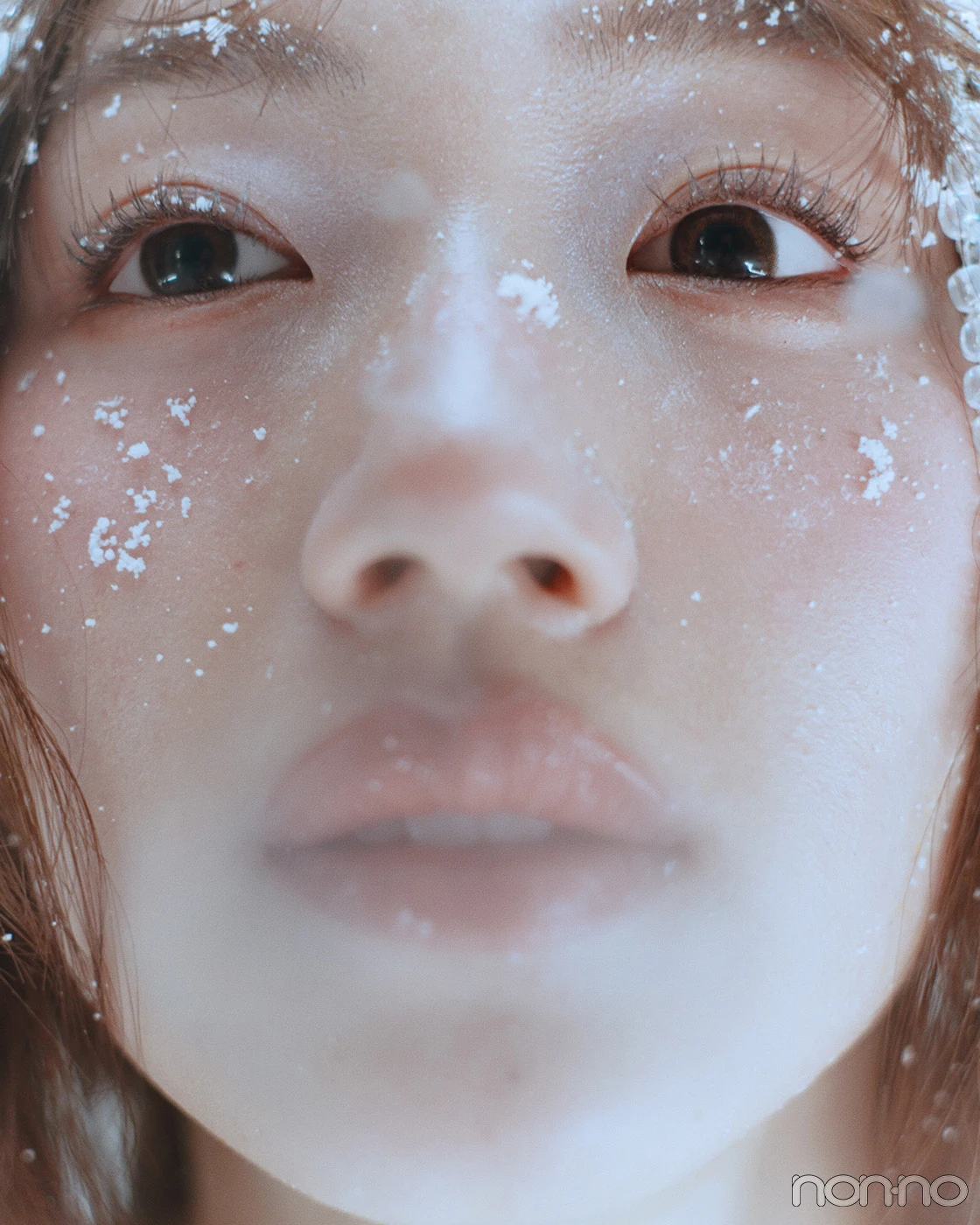 顔に雪を付けた佐々木美玲の寄りカット