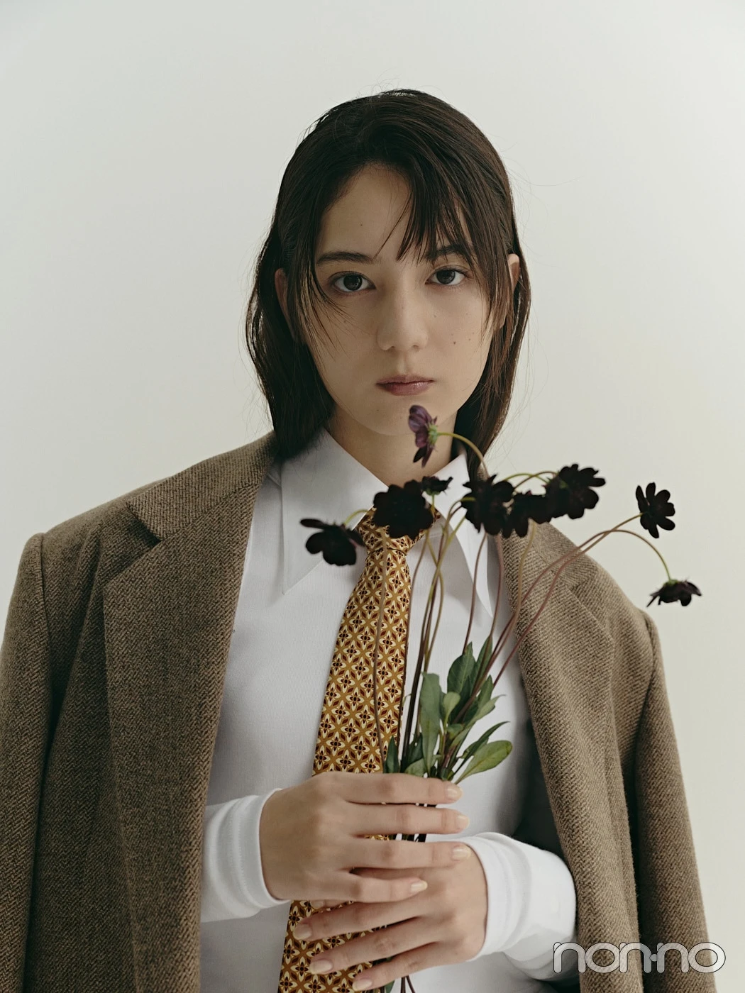 小坂菜緒とチョコレートコスモス