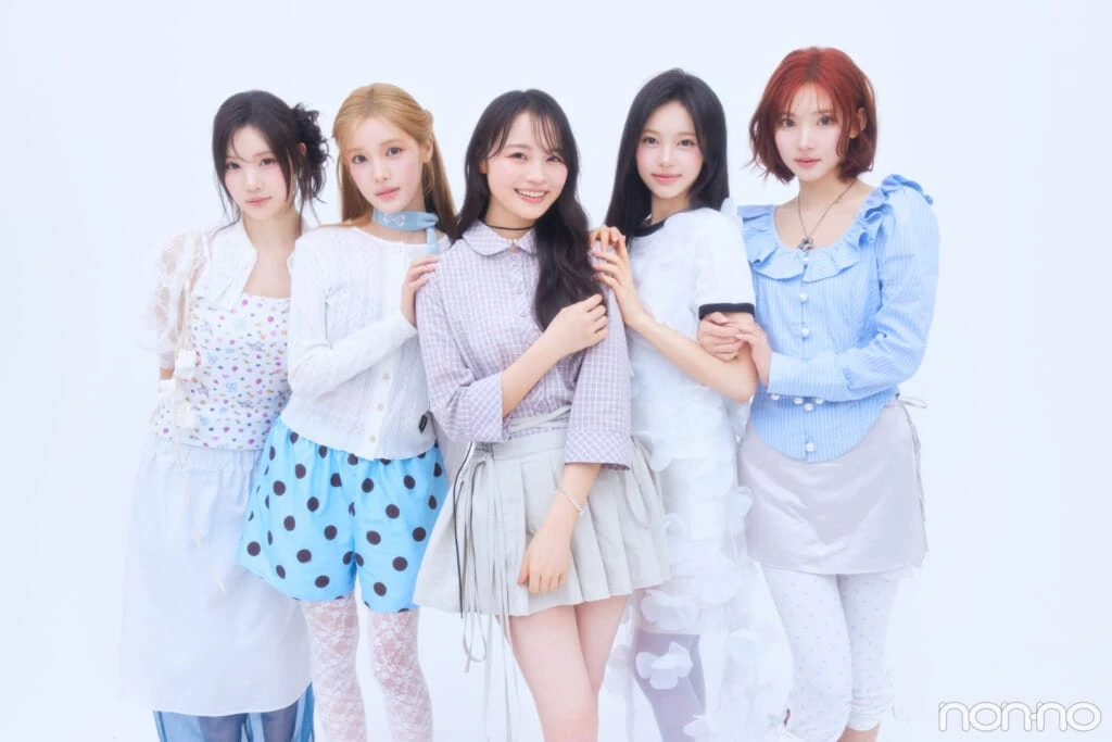 JIWOO、YUHA、JUUN、IANと林芽亜里の集合カット