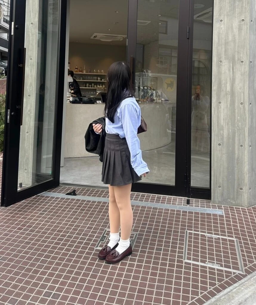 最高気温20度の日のシャツ×プリーツミニのコーデ