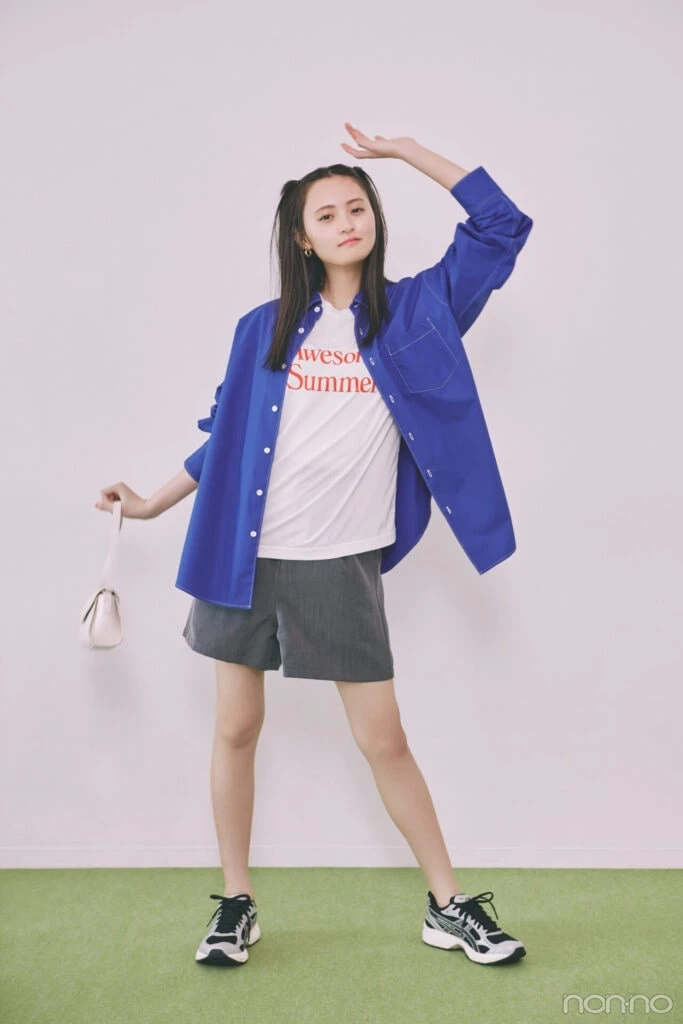 遠藤さくらのプリントロゴTシャツの全身