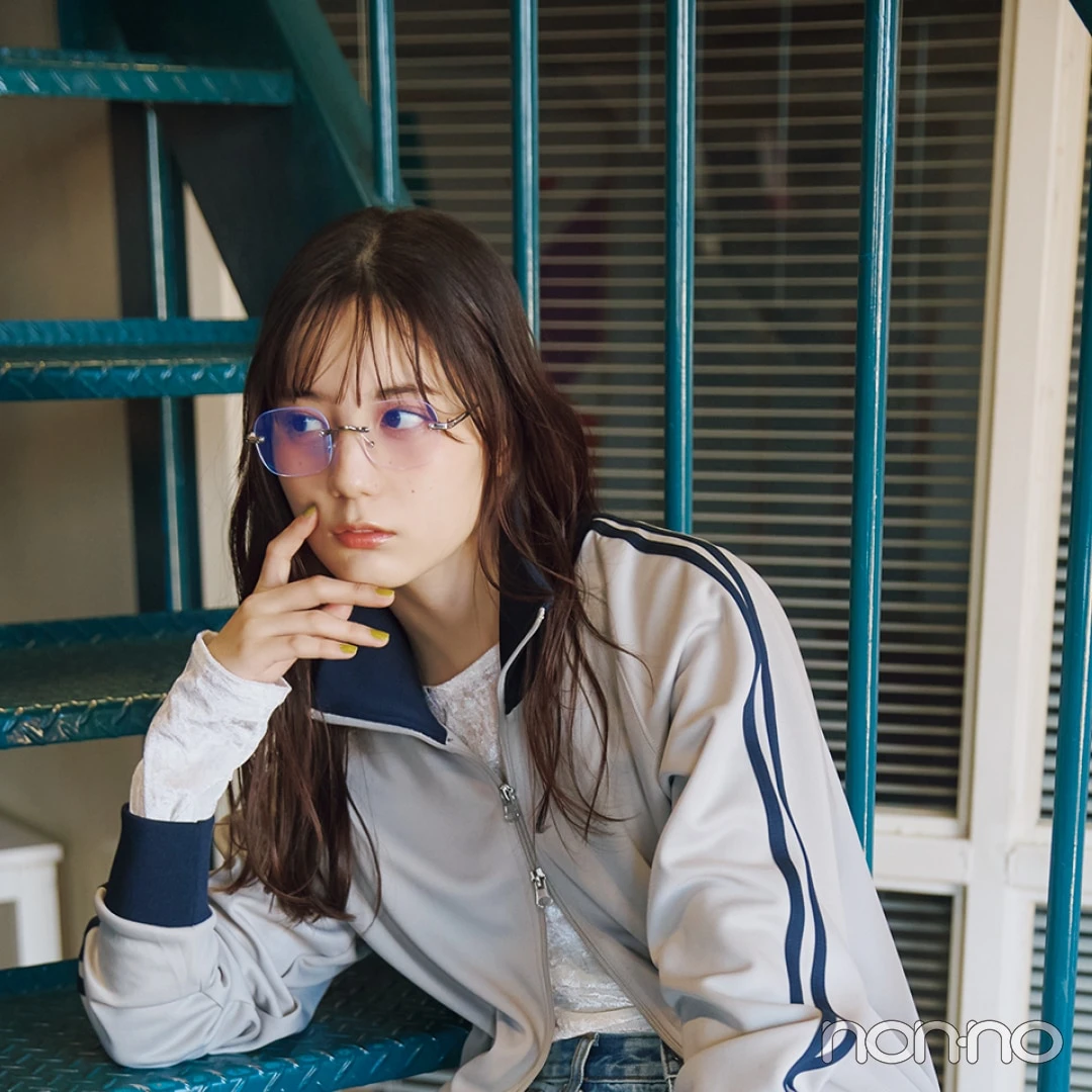 【日向坂46・小坂菜緒】ジャージはレディなトップスをレイヤードして＂シティ＂な雰囲気に