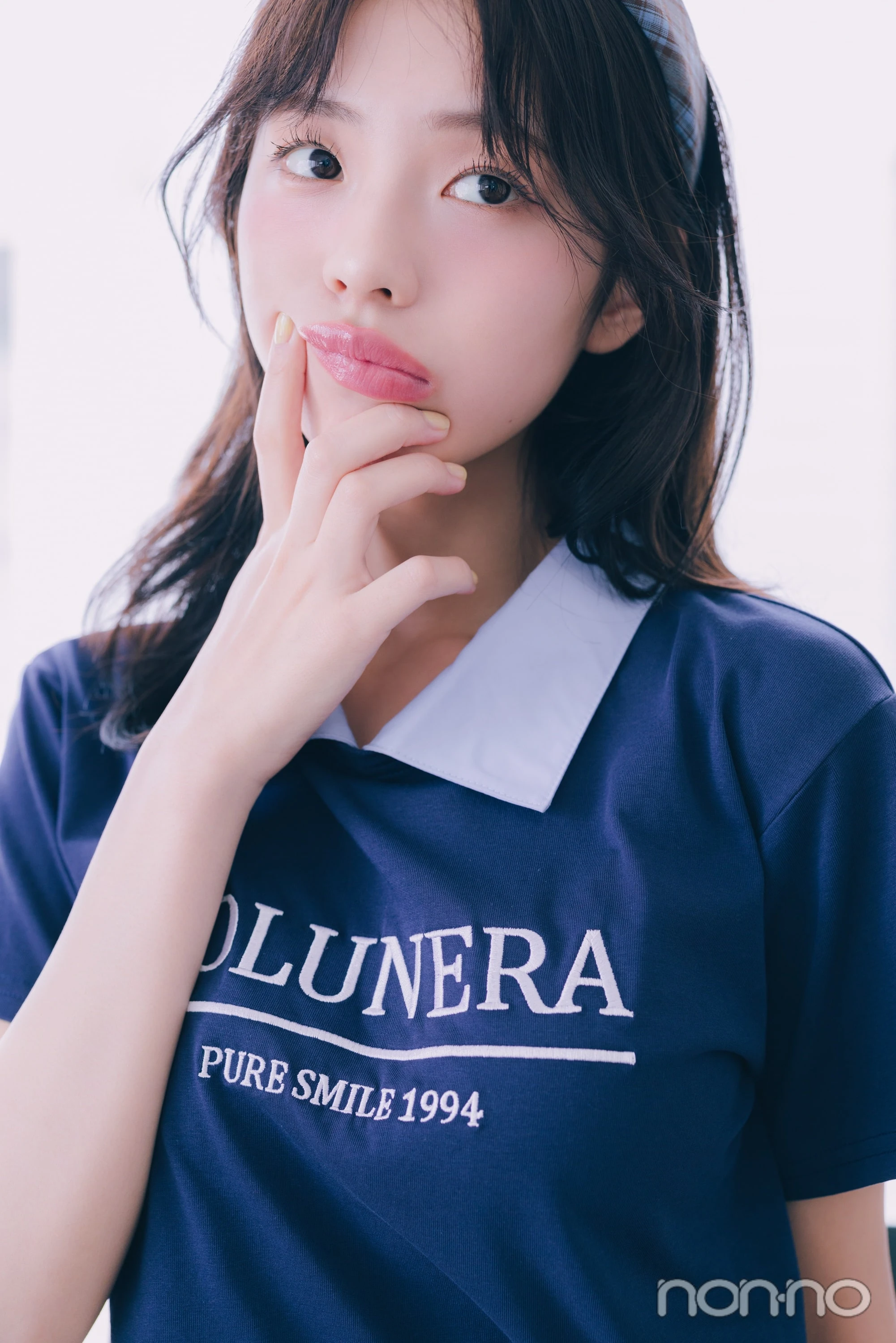 衿つきTシャツを着た菊地姫奈の寄り
