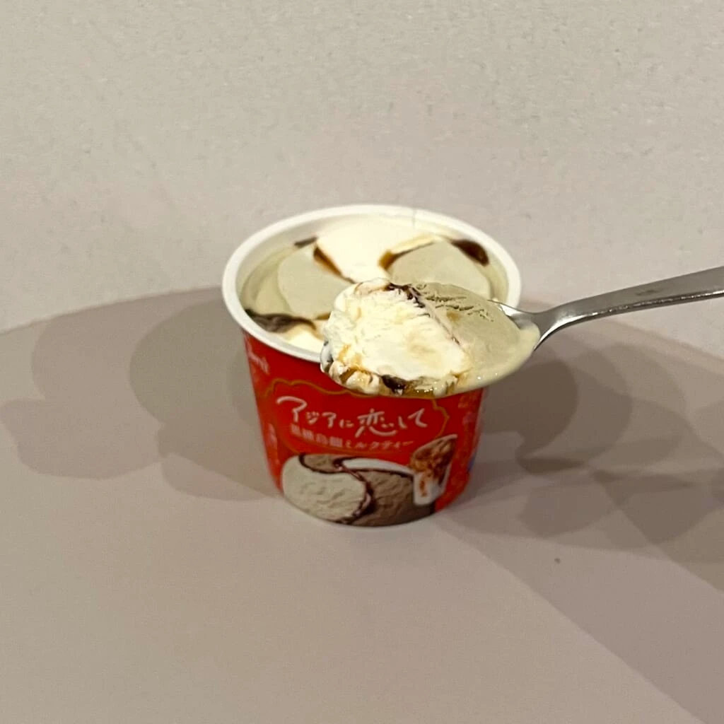黒糖ソースと香ばしい烏龍茶アイスの組み合わせ