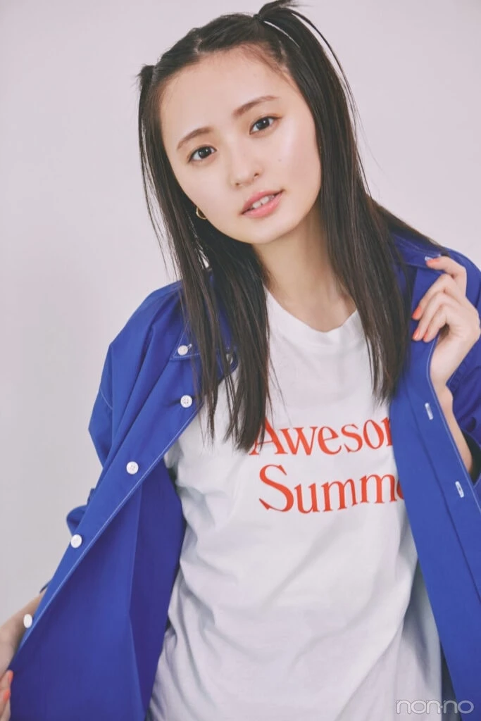 遠藤さくらのプリントロゴTシャツの寄り