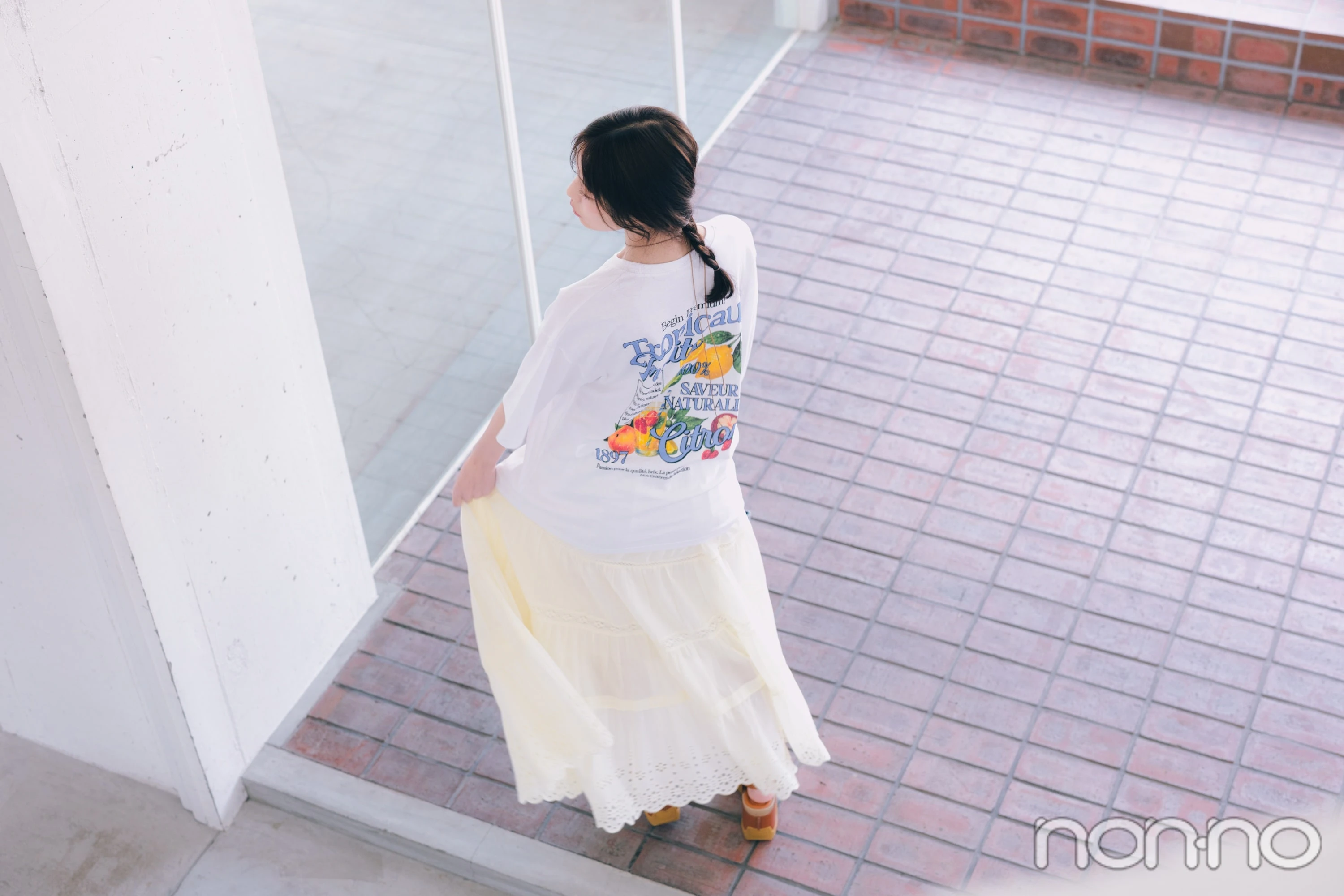 バックプリントTシャツを着た菊地姫奈の全身
