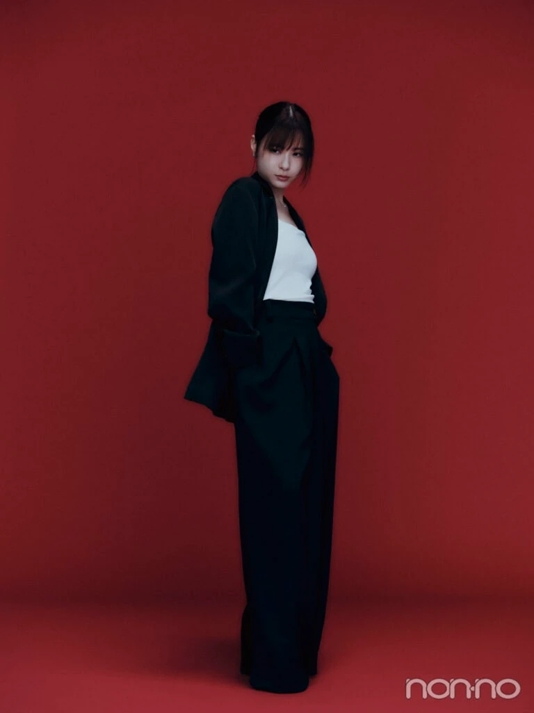 黒のセットアップでスッと立つモーニング娘。’25生田衣梨奈さん