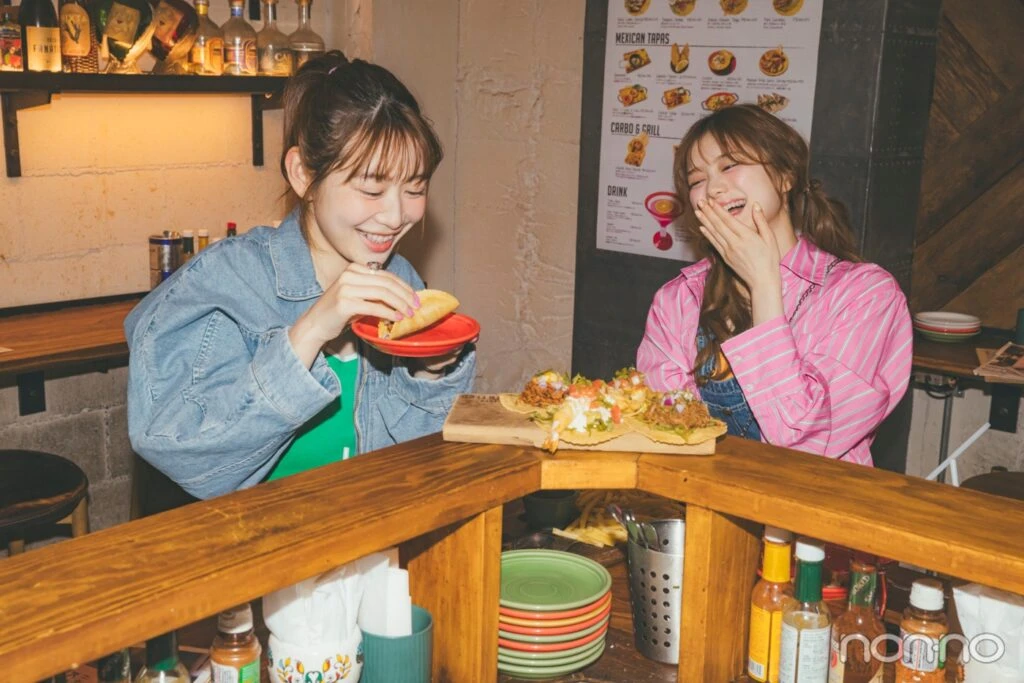 タコスを食べて笑う紺野彩夏と岡本夏美