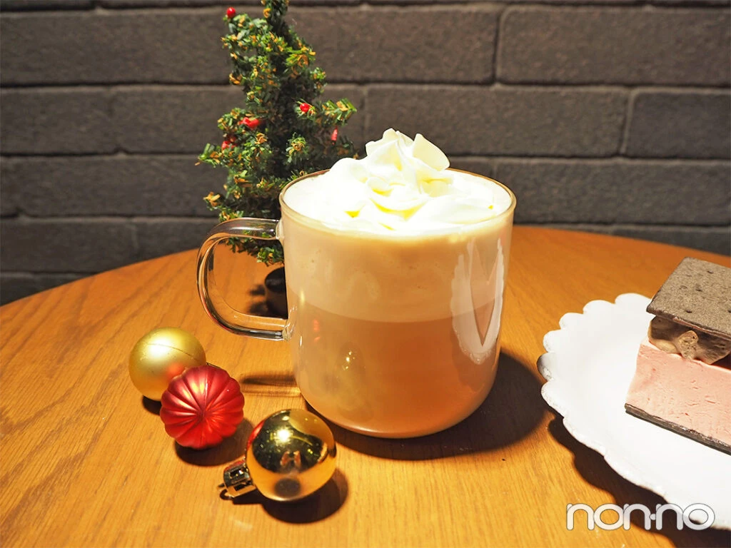 店内用カップに注がれた『メリークリーム　ラテ 』