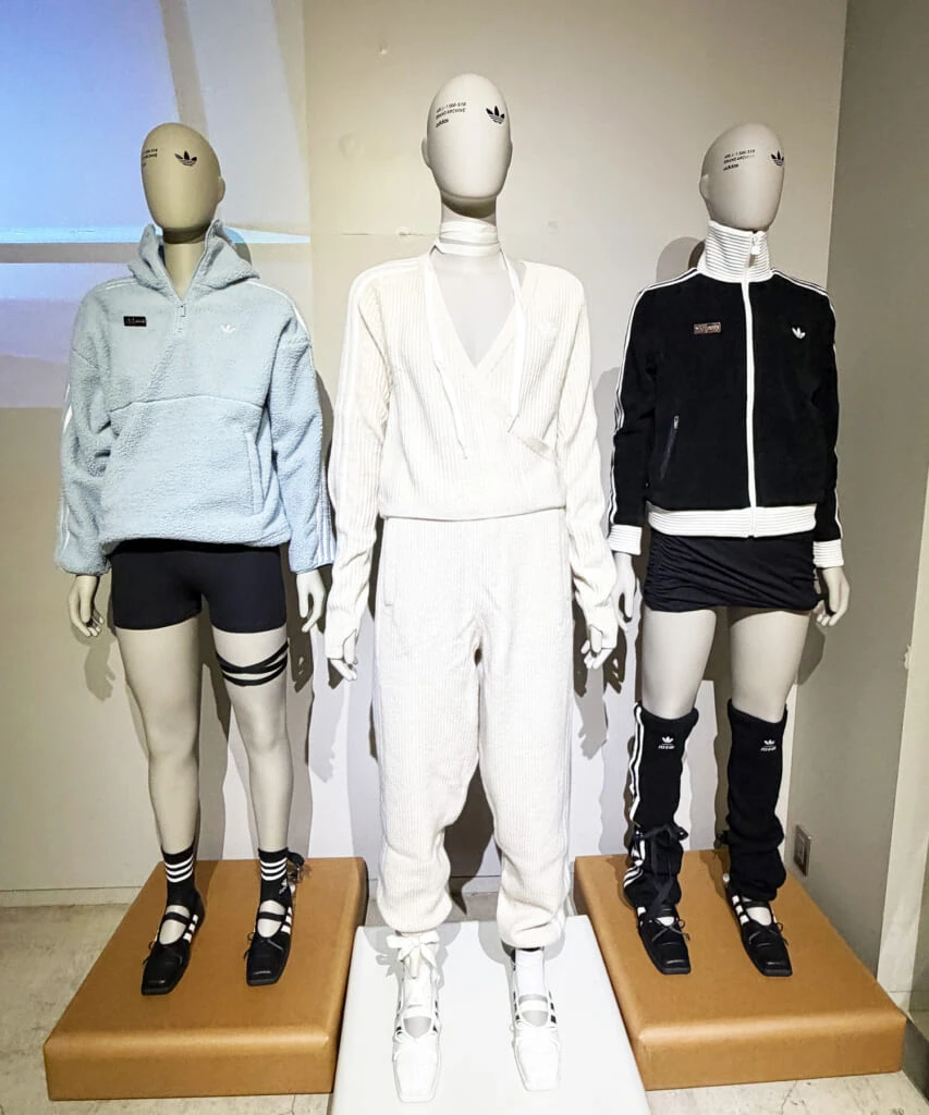 adidas Originals by JENNIEのコーディネートをしたトルソー3体