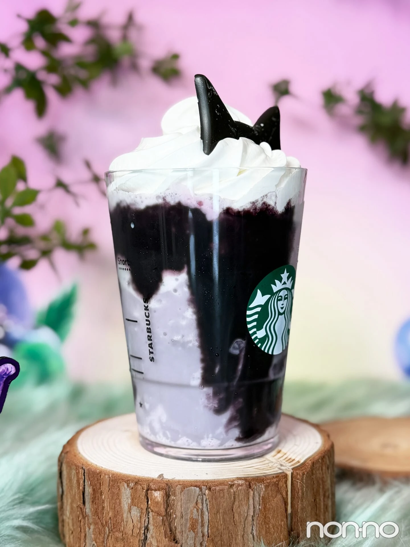 黒猫耳のブラックベリー ヨーグルト フラペチーノ®のチョコレートソース部分
