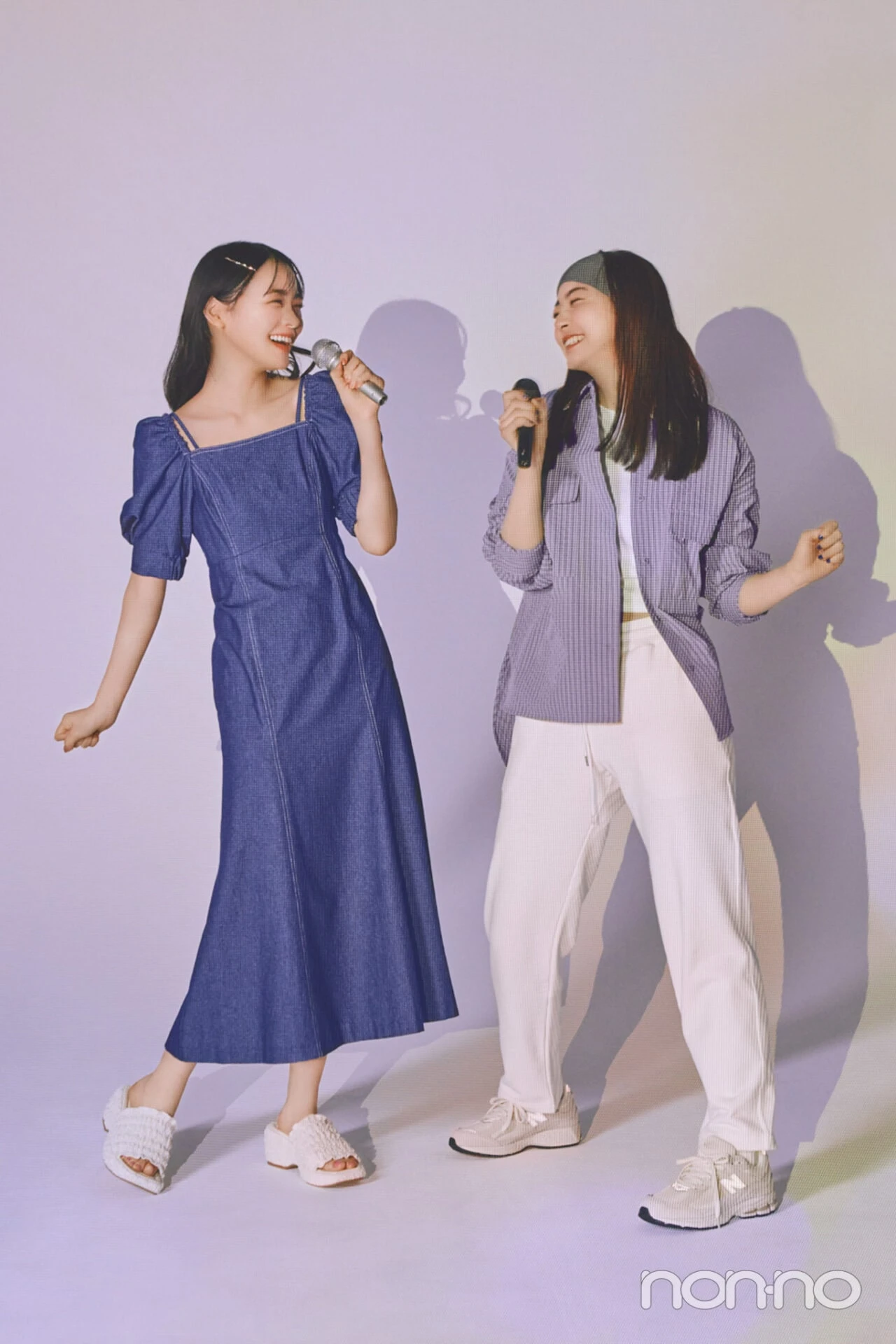 マイクを持って熱唱する林芽亜里と小宮山莉渚