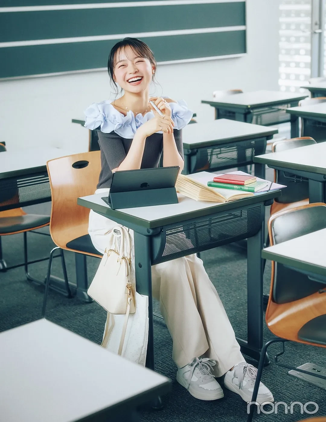 林芽亜里の大学生の一週間コーデ 月曜日のオフショルスタイル