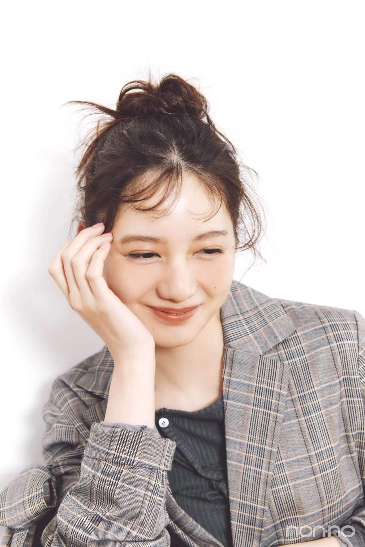 小坂菜緒のヘアアレ14daysのカールシニョンのアザーカット