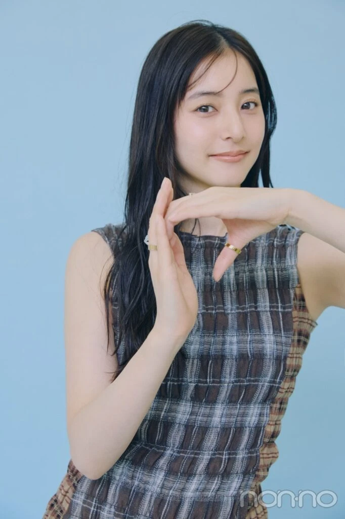 自身が考案したノンノポーズとして手でnを表現する新木優子