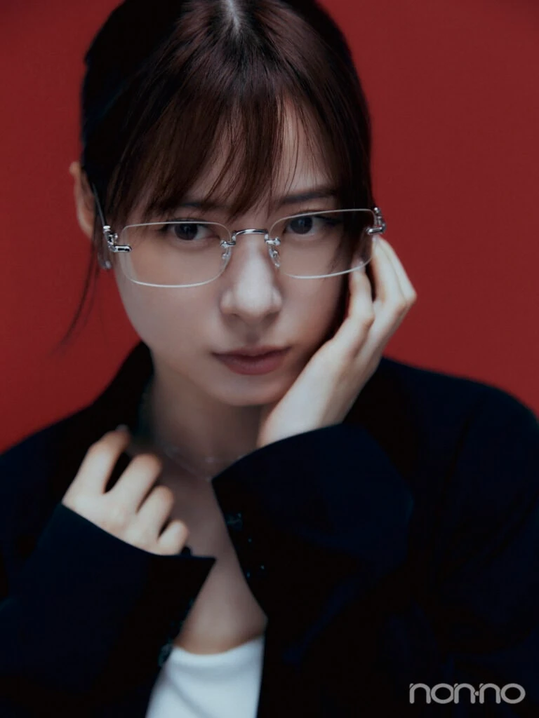 リムレス眼鏡をかけたモーニング娘。’25の生田衣梨奈さんのアップショット