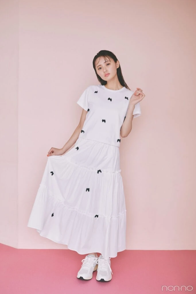 遠藤さくらのプチリボンTシャツの全身
