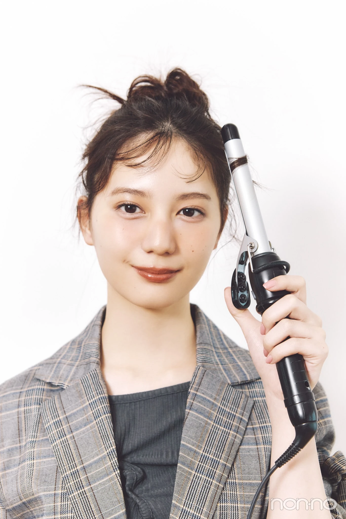 小坂菜緒のヘアアレ14daysのカールシニョンのプロセス③