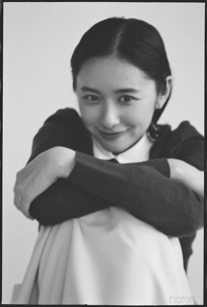 堀田真由のモノクロ写真2