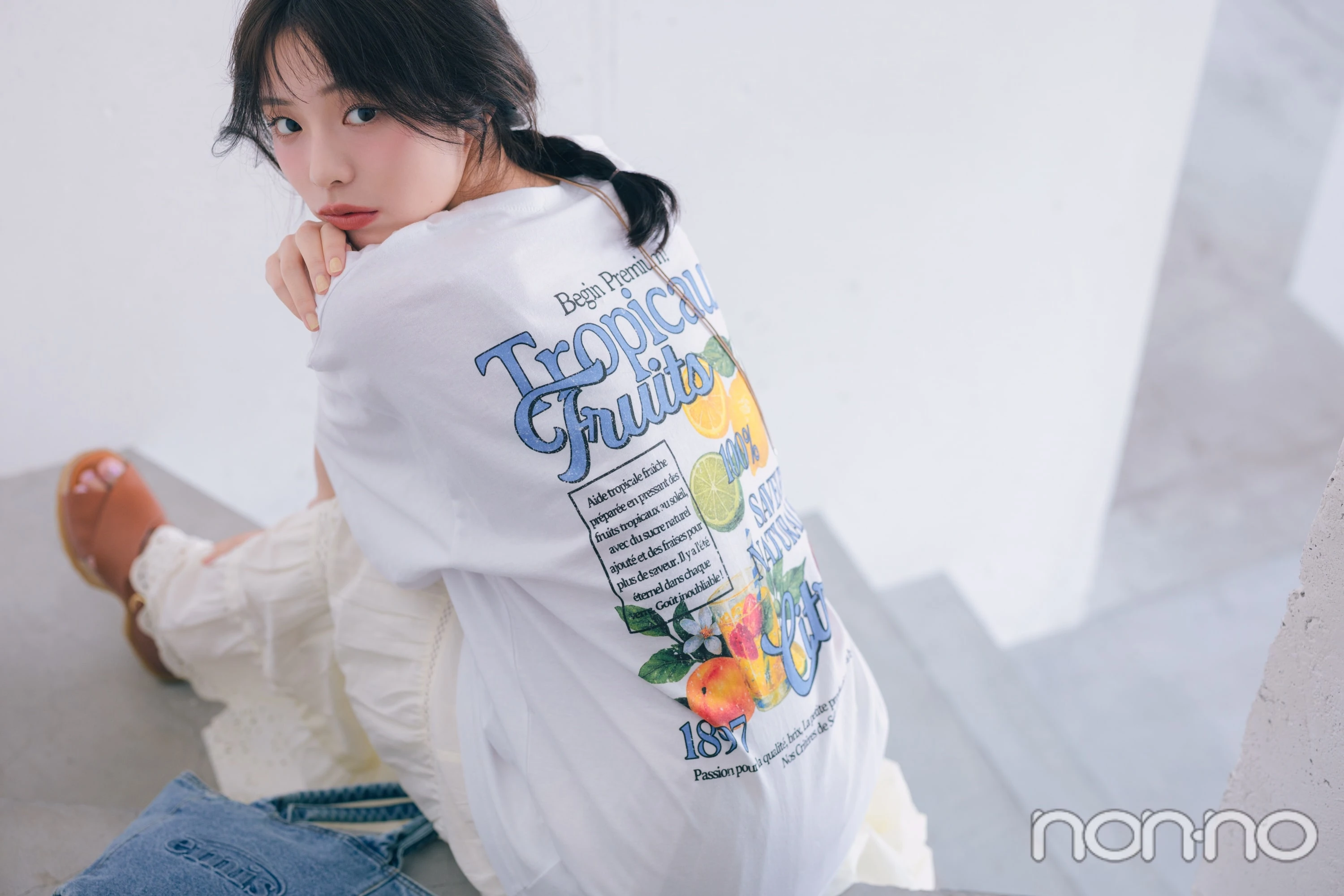 バックプリントTシャツを着た菊地姫奈の寄り