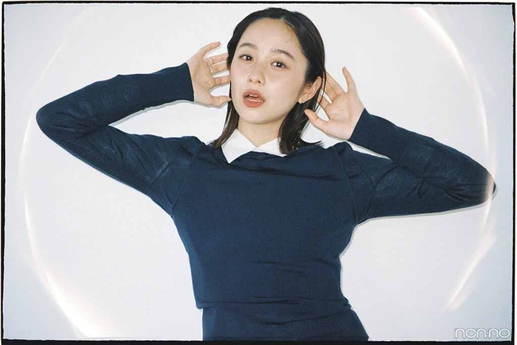 ネイビー衣装の堀田真由2