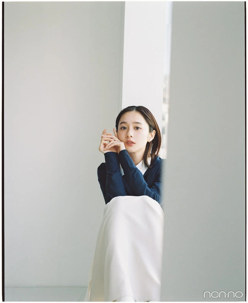 窓辺にいる堀田真由