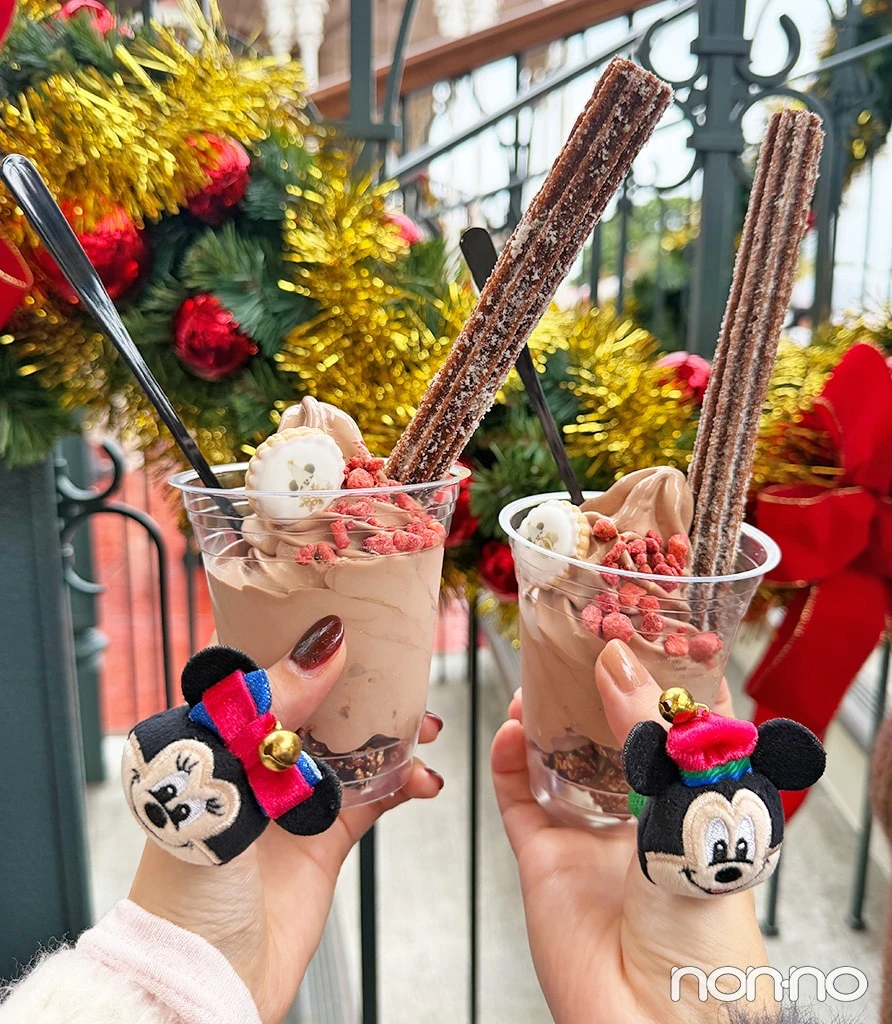 スペシャルサンデー(チョコレートソフトクリーム&チュロス)、ディズニーランドのクリスマス食べ歩きフード