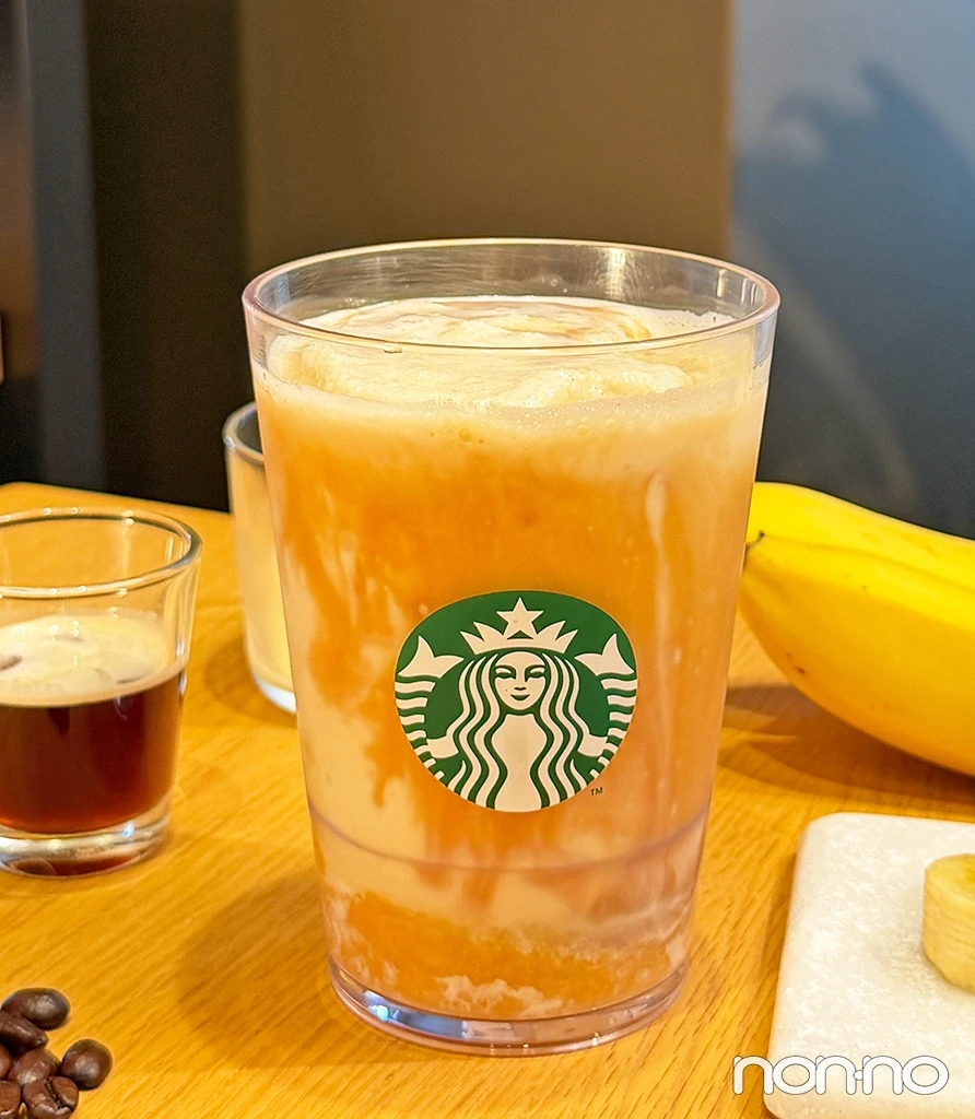 バナナ アフォガート フラペチーノ®にエスプレッソショットソースが混ざっていく