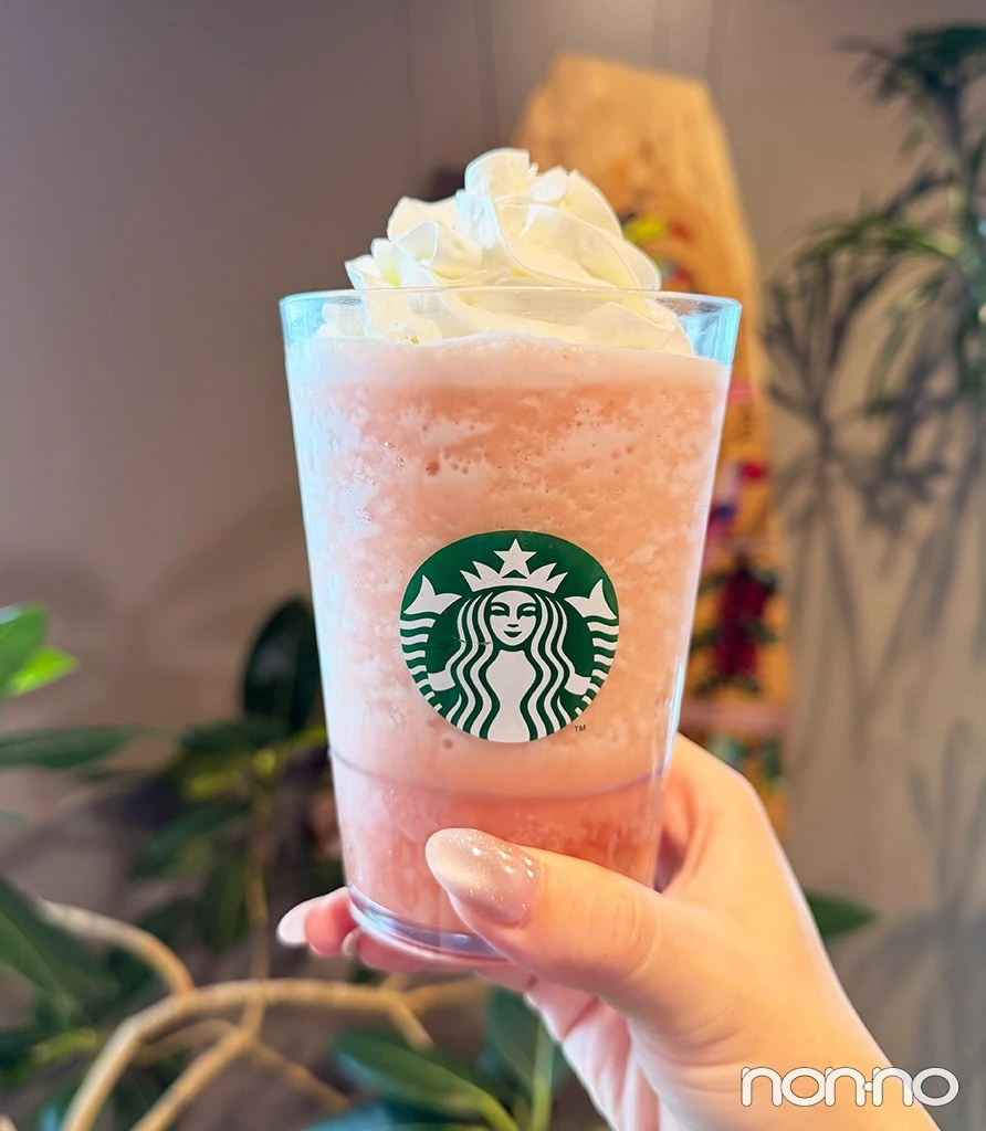 『ピーチ & ピーチミルク フラペチーノ®』を手に持っている様子