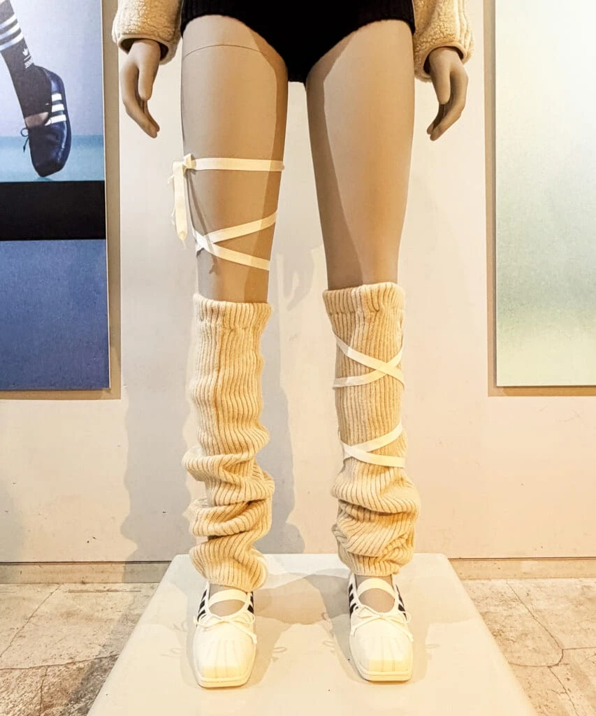 付属のシューレースを足に巻きつけ