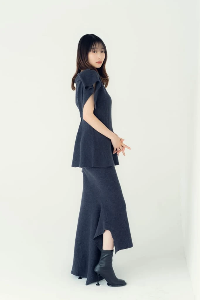 岡本夏美さんの全身カット