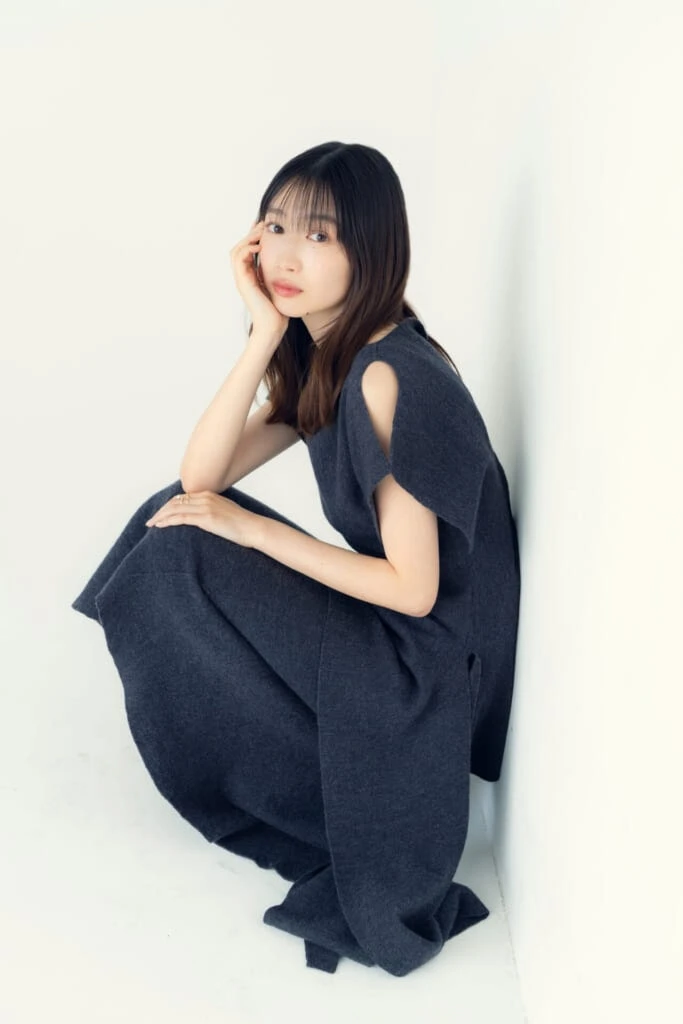 しゃがんで頬に手をあてる岡本夏美さん