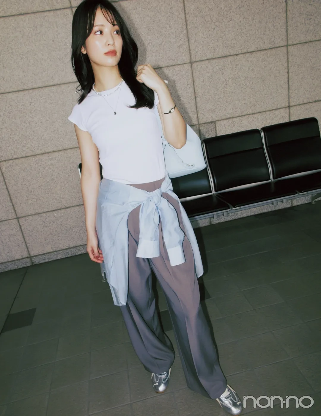 横田真悠の大学生1週間コーデ、月曜日のスラックススタイル