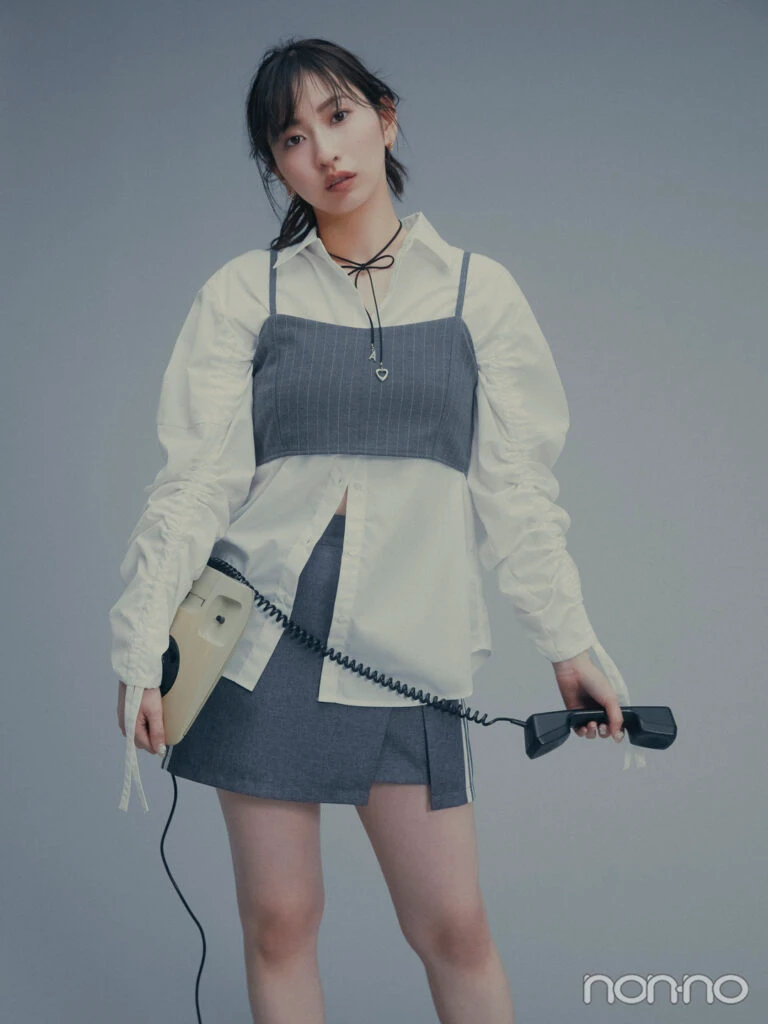 電話を持ってたたずむ植村あかりさん