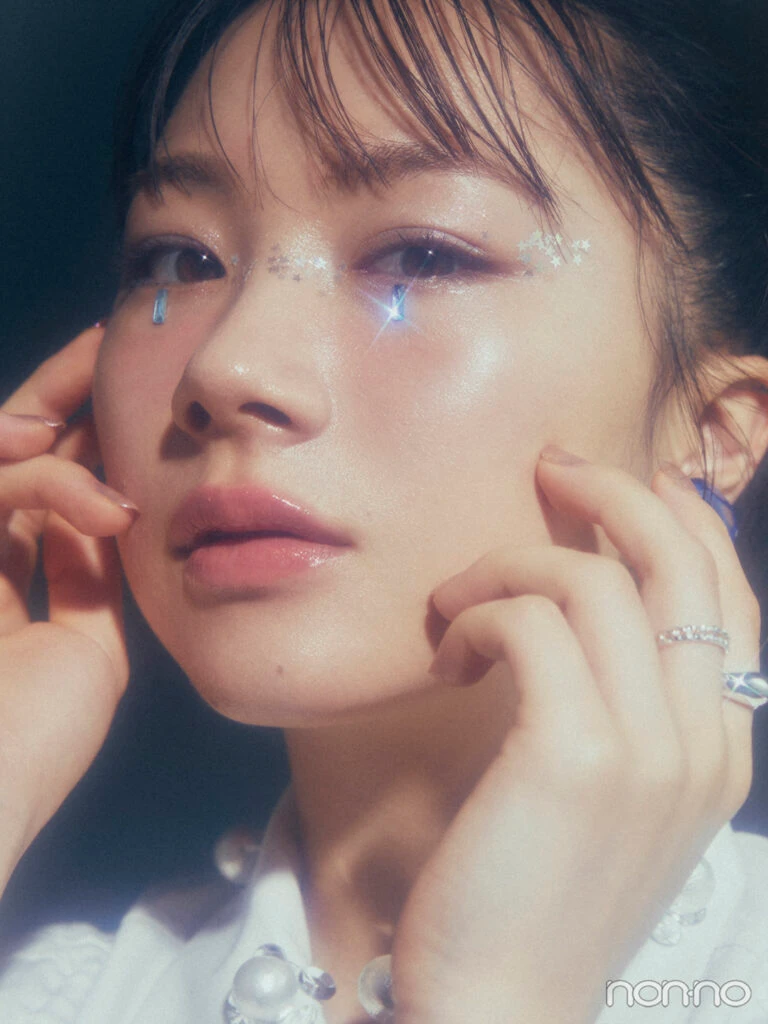 目元につけたストーンがキラリと輝く石田亜佑美さんのアップ写真