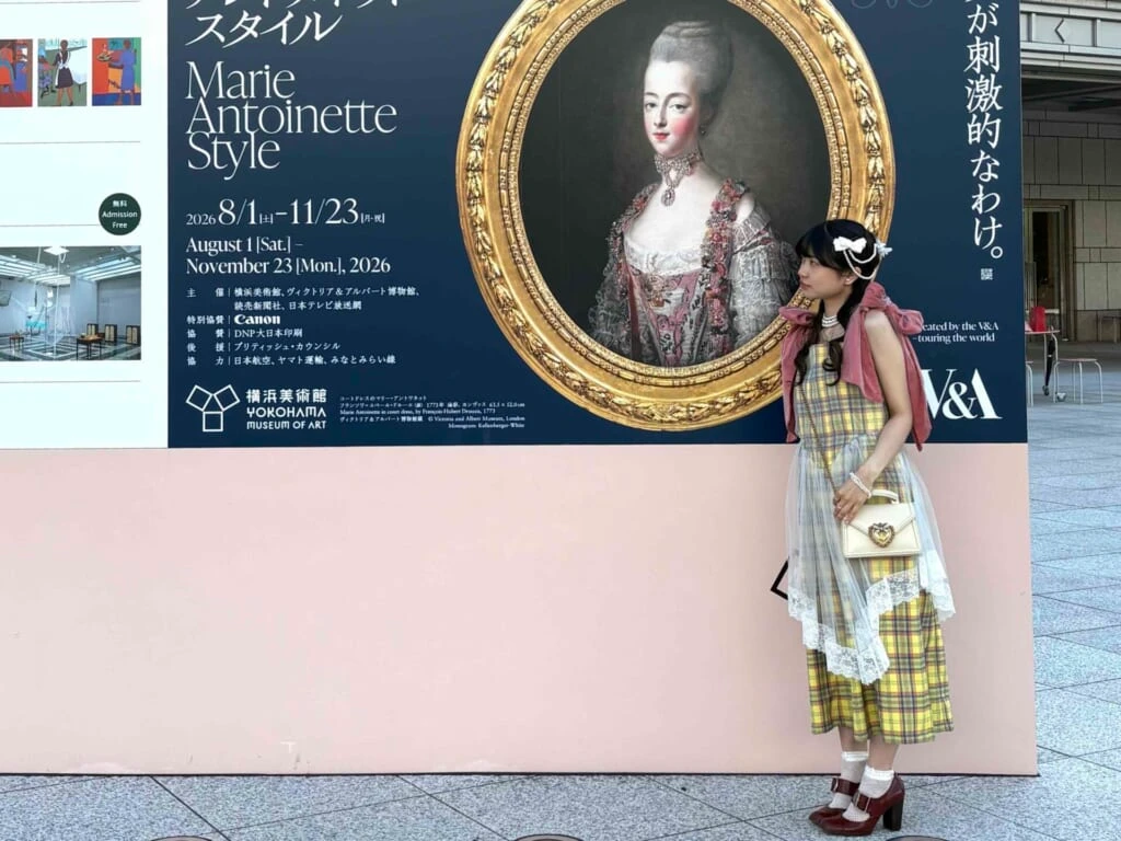 横浜美術館「マリー・アントワネット・スタイル」展の看板前で撮影したロココスタイルを意識したコーディネート