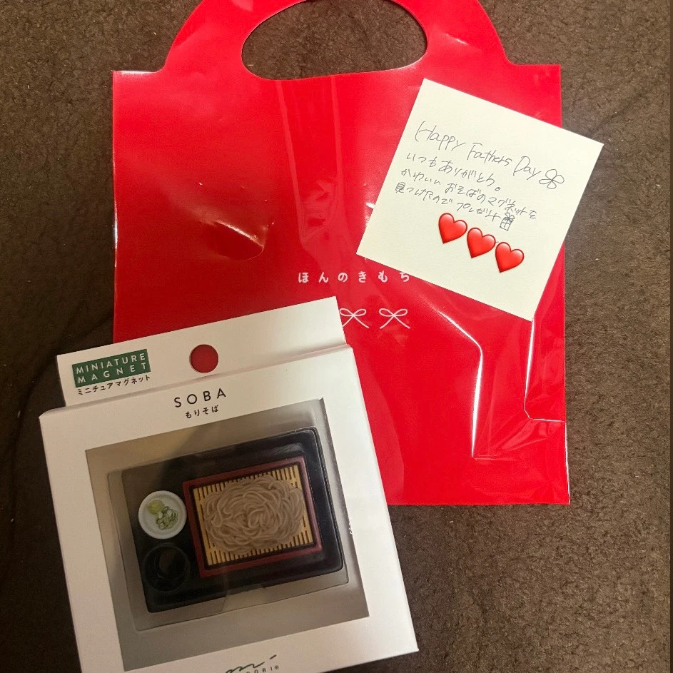 ミドリ株式会社さんのお蕎麦のミニチュアマグネット。
ラッピングとメモ用紙はダイソー株式会社さんです。