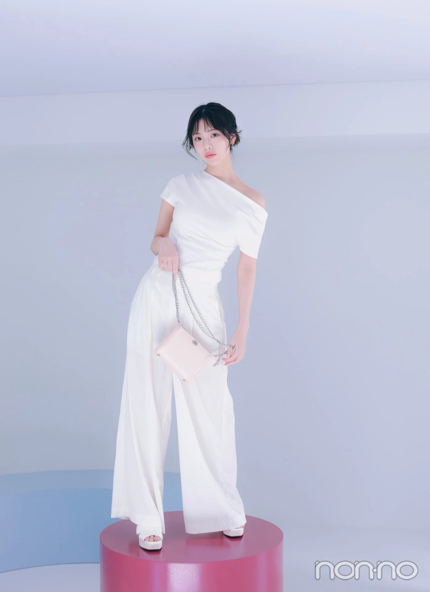 白Tシャツ×白パンツコーデで立っている女性