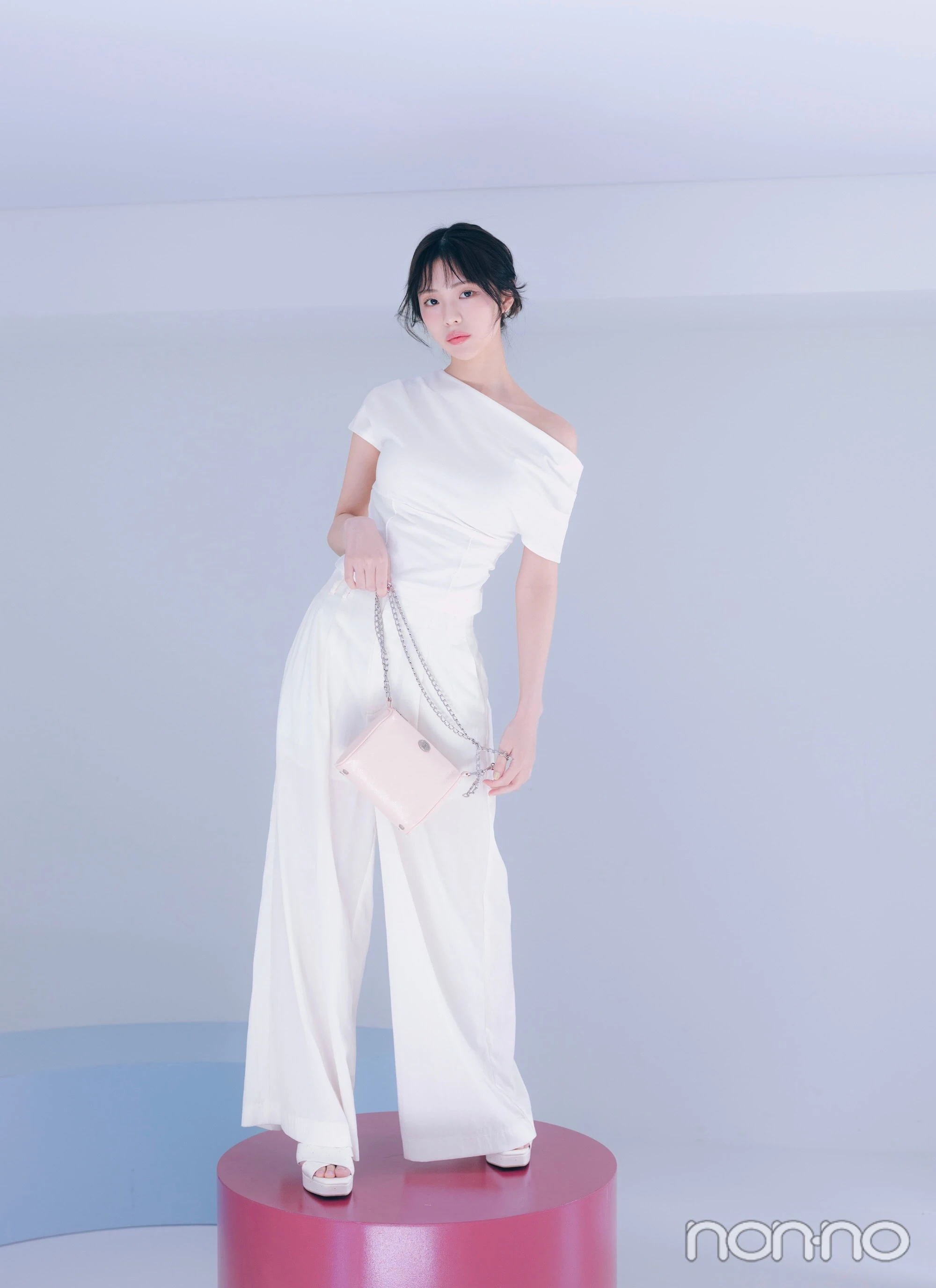 白のワンショルTシャツを着た菊地姫奈の全身