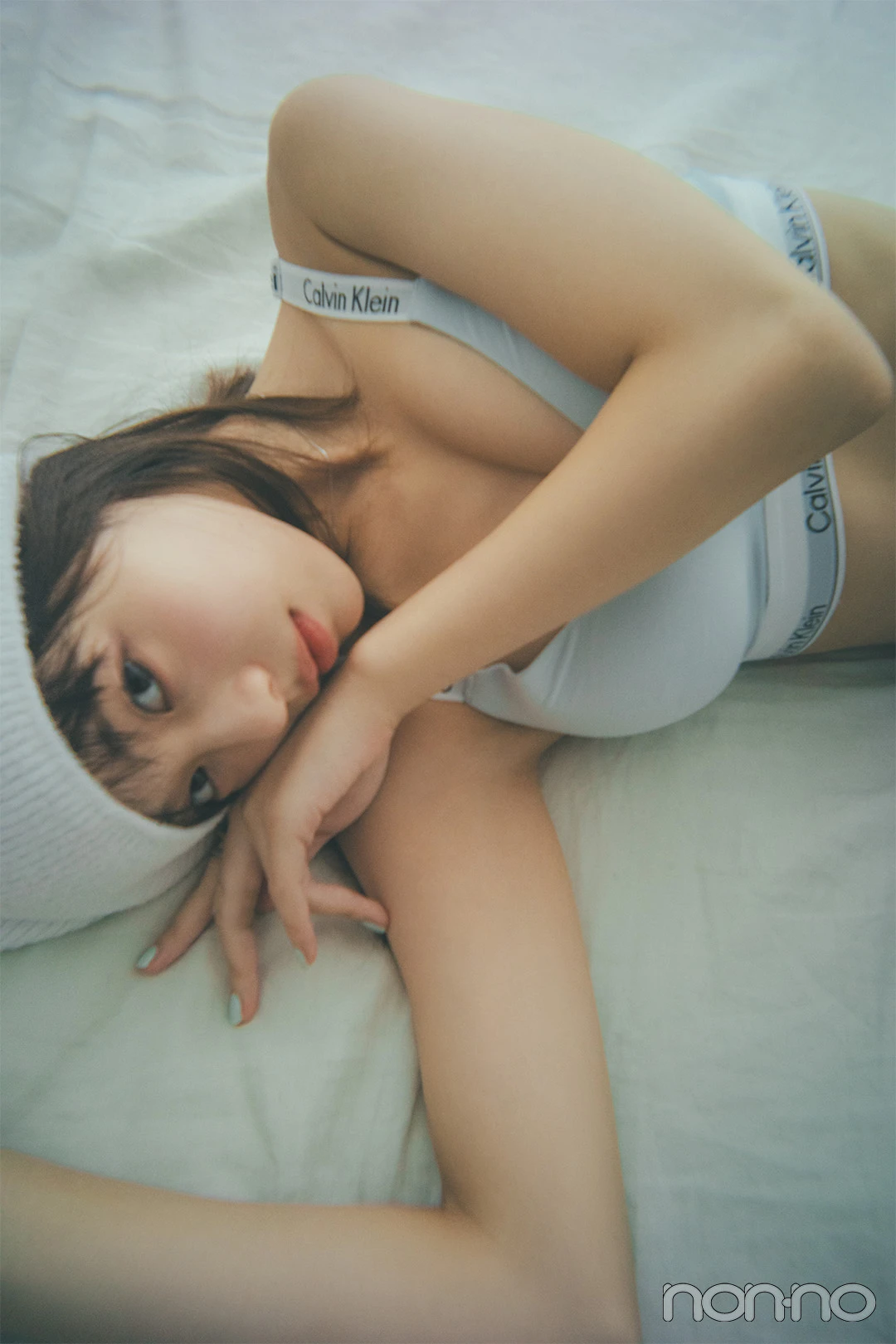 カルバン・クラインのアンダーウェアを着用して横たわる菊地姫奈
