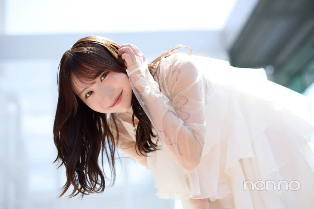 白い衣装を着た日向坂46・藤嶌果歩さん
