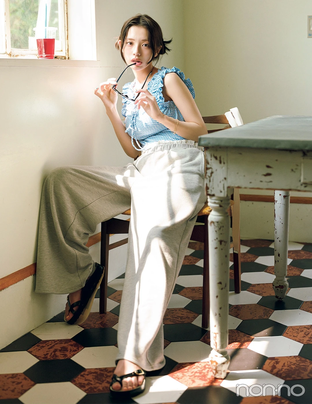 フリルつきのタンクトップ型水着を着た菊地姫奈