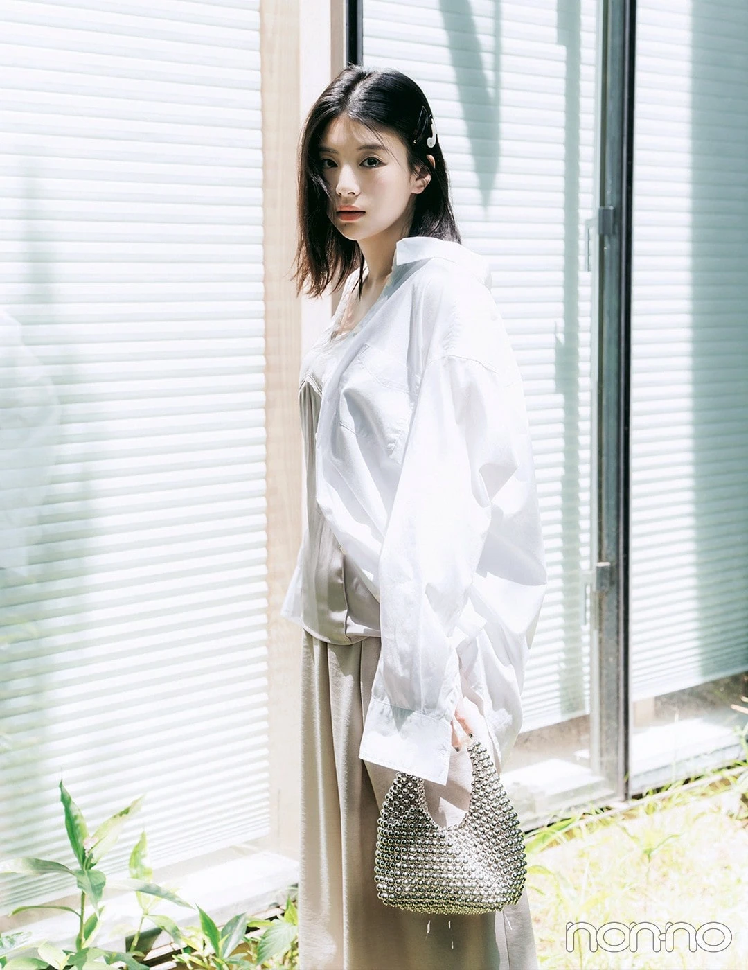 ベージュの服に白シャツをあわせた出口夏希