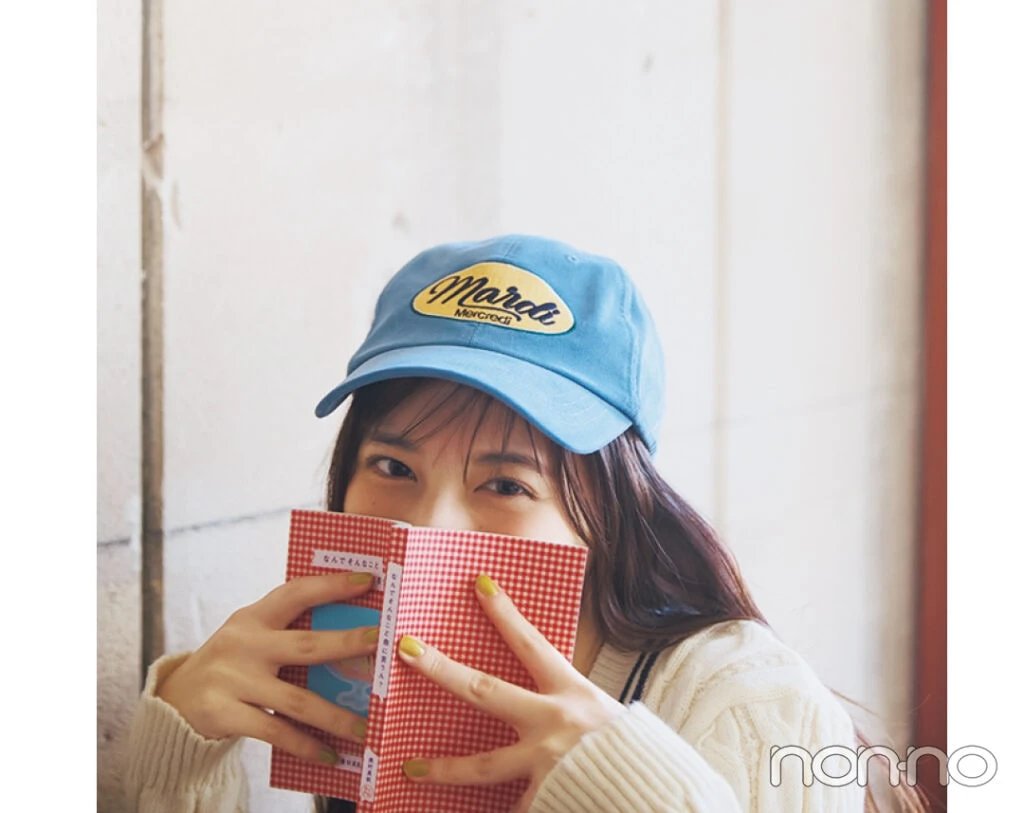 ケーブルニット×チェックスカートを着こなす小坂菜緒さん3
