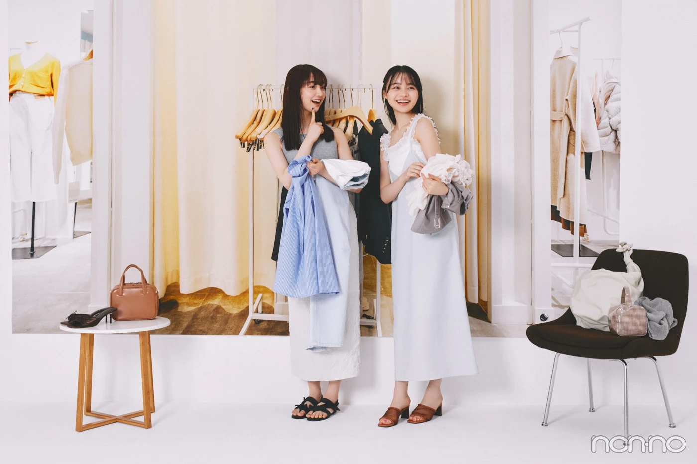 試着室の写真の前に立つ林芽亜里と小宮山莉渚